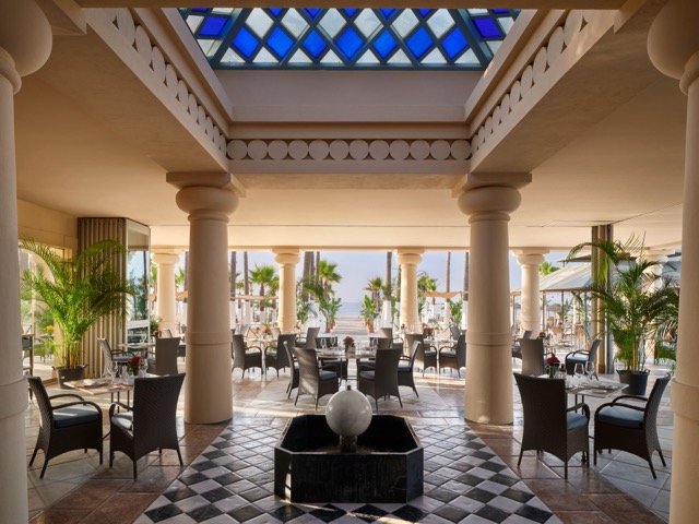 Anantara_Villa_Padierna_Palace_Benahavis_Marbella_Resort_By_The_Sea_Beach_Club_Interior (pg en tamaño mediano 2
